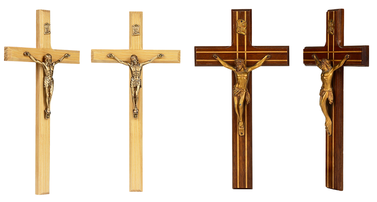 Pessoa orando em uma igreja com fé e devoção