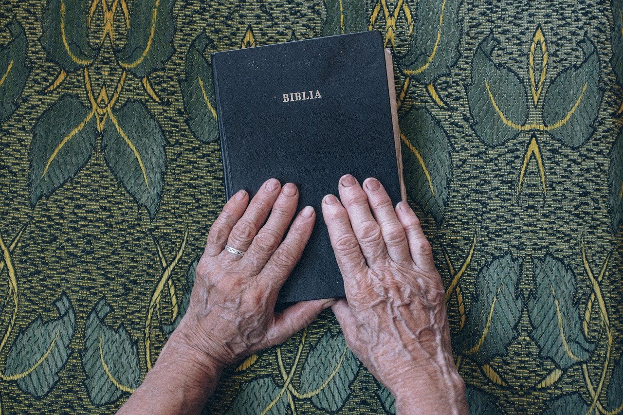 Pessoa em oração, com as mãos juntas, expressando uma comunicação contínua com Deus.