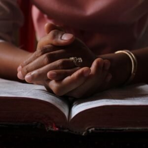 Os Diferentes Tipos de Oração: Petição, Intercessão, Ação de Graças e Adoração