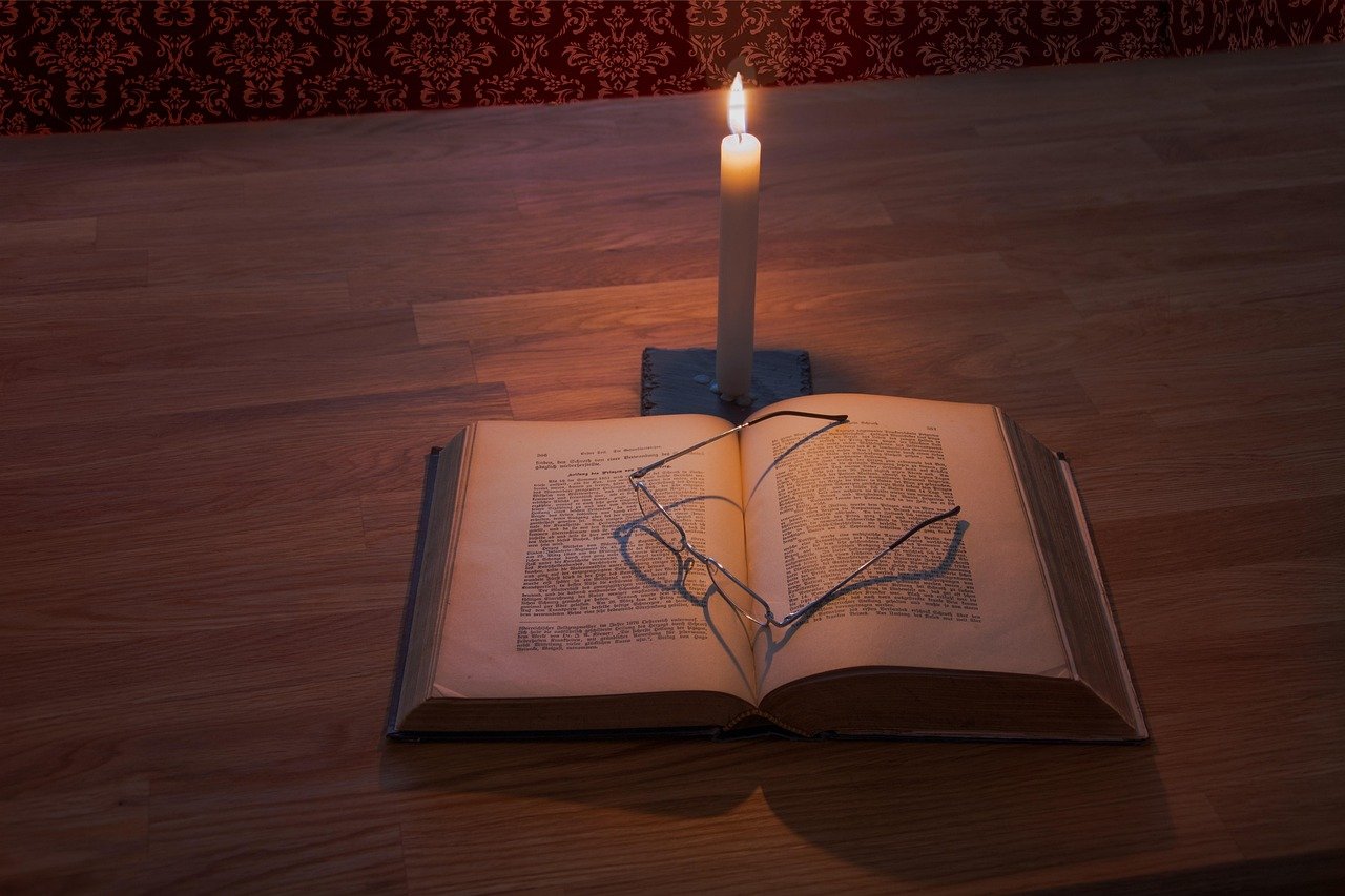 Bíblia aberta com luz suave e envolvente, indicada para leitura meditativa.