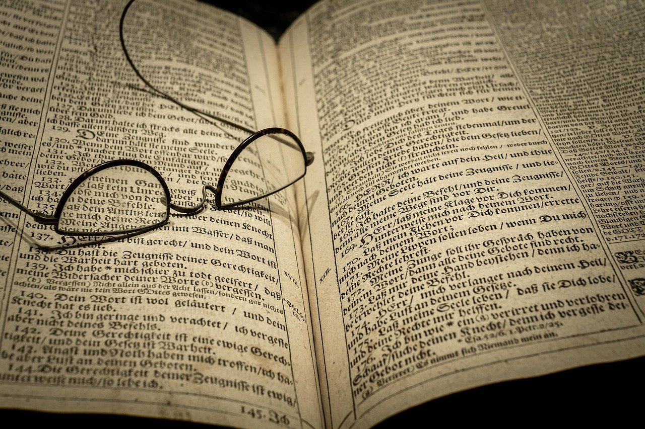 Pessoa orando com uma Bíblia aberta