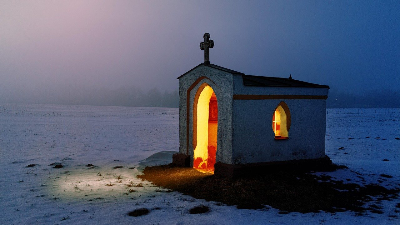 Portas douradas abertas com luz brilhante simbolizando entrada no templo de Deus