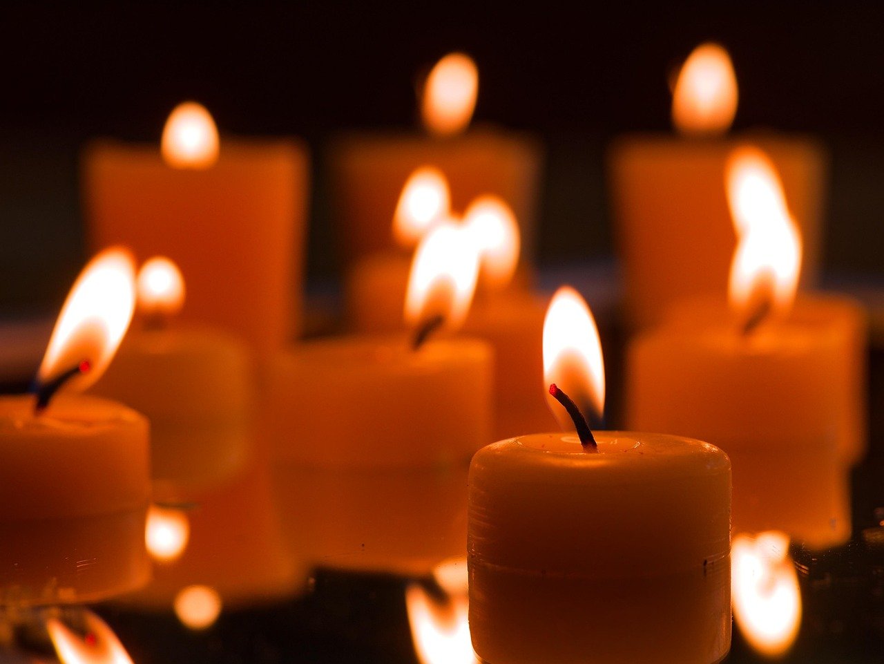 Fogo brilhante ardendo sobre pedras de altar com faíscas ao amanhecer