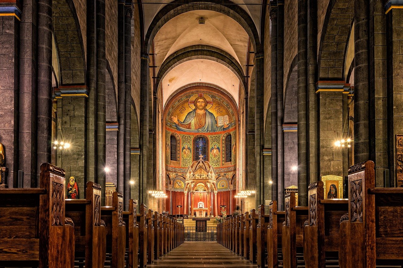 Templo antigo iluminado por luz radiante e atmosfera de paz celestial