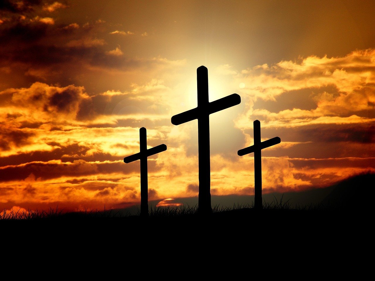 Sepulcro vazio ao amanhecer com luz radiante rompendo as sombras