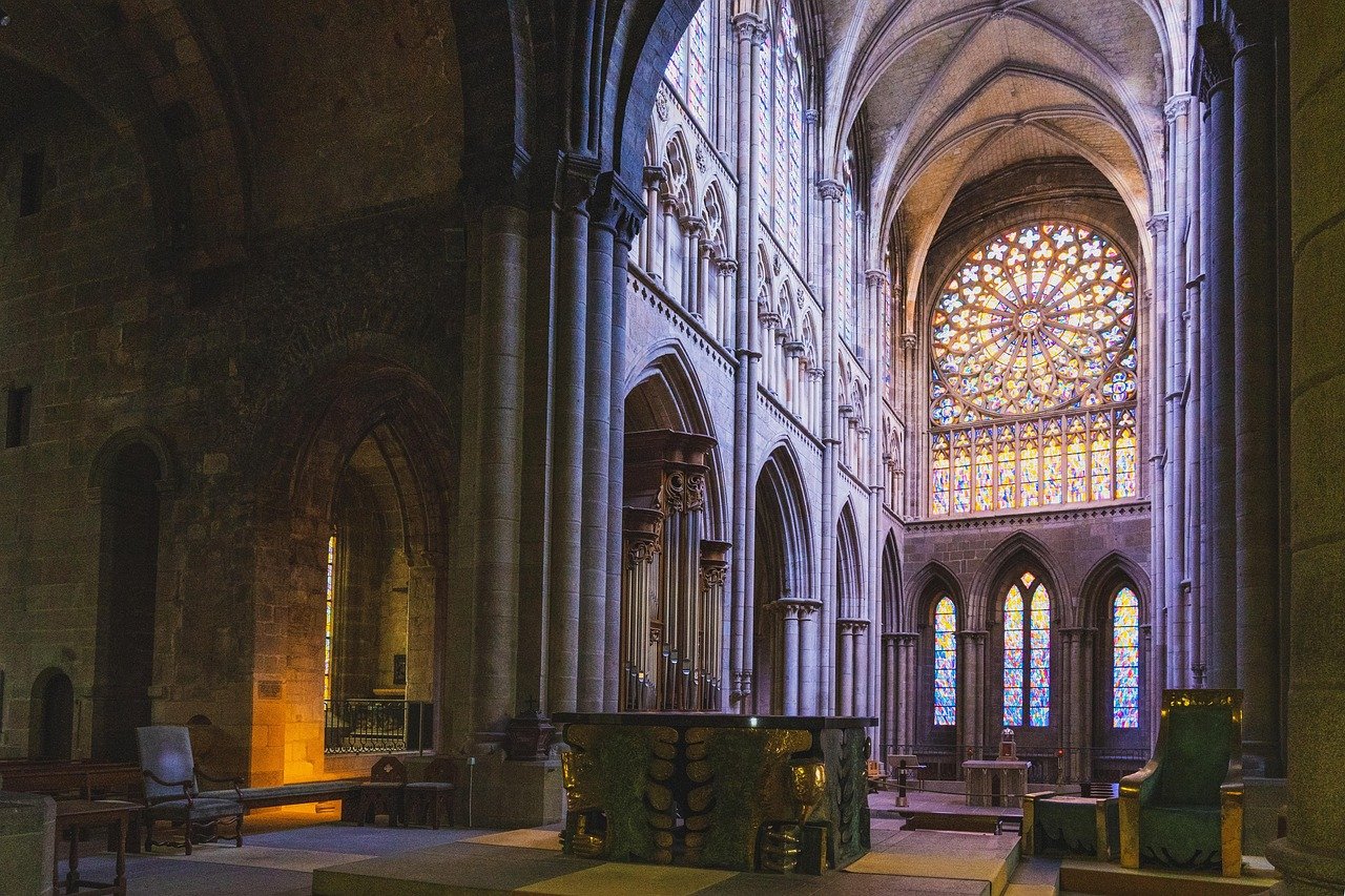 Luz pura e cristalina iluminando altar de mármore branco em santuário sagrado