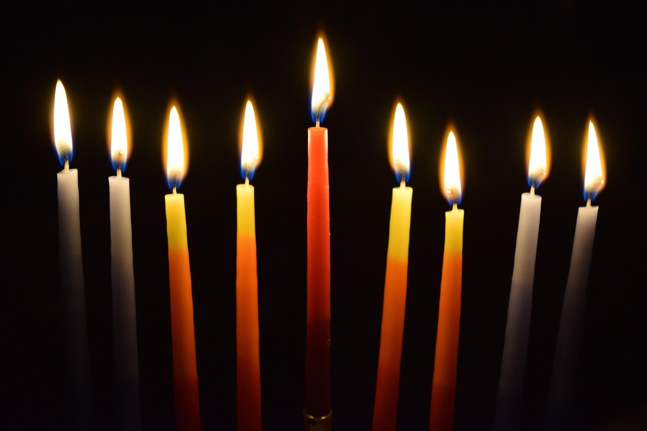 Santuário antigo com velas acesas pela manhã e suave luz crepuscular