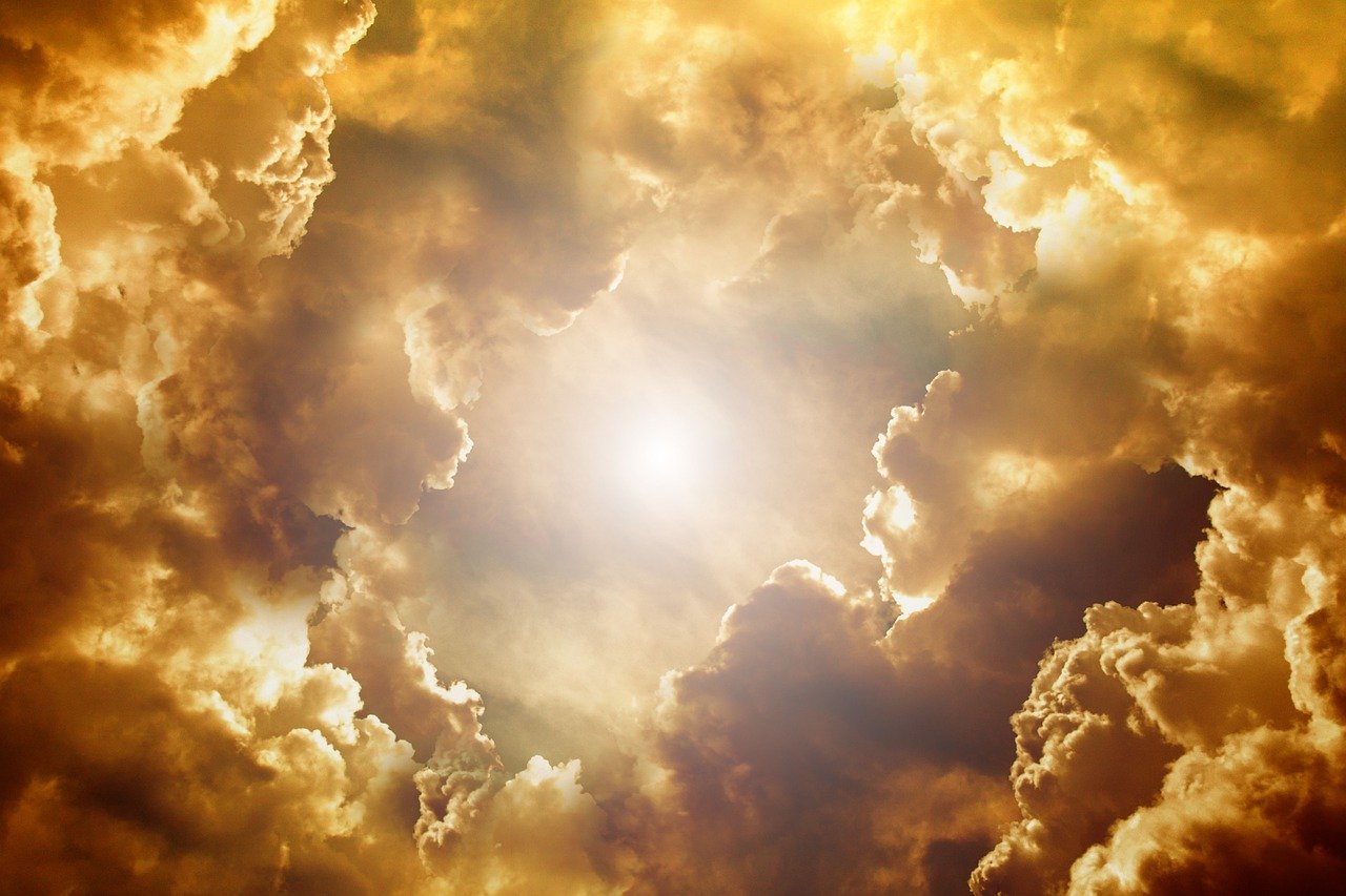 Luz celestial intensa rompendo as nuvens sobre uma paisagem rochosa