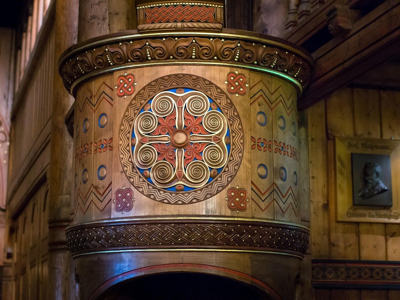 Púlpito de madeira com Bíblia aberta sob a luz do sol nascente na igreja