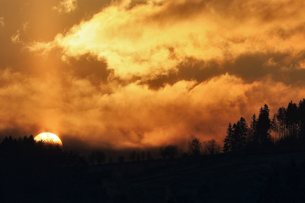 Montanhas firmes com colinas verdes sob o sol brilhante transmitindo solidez e paz